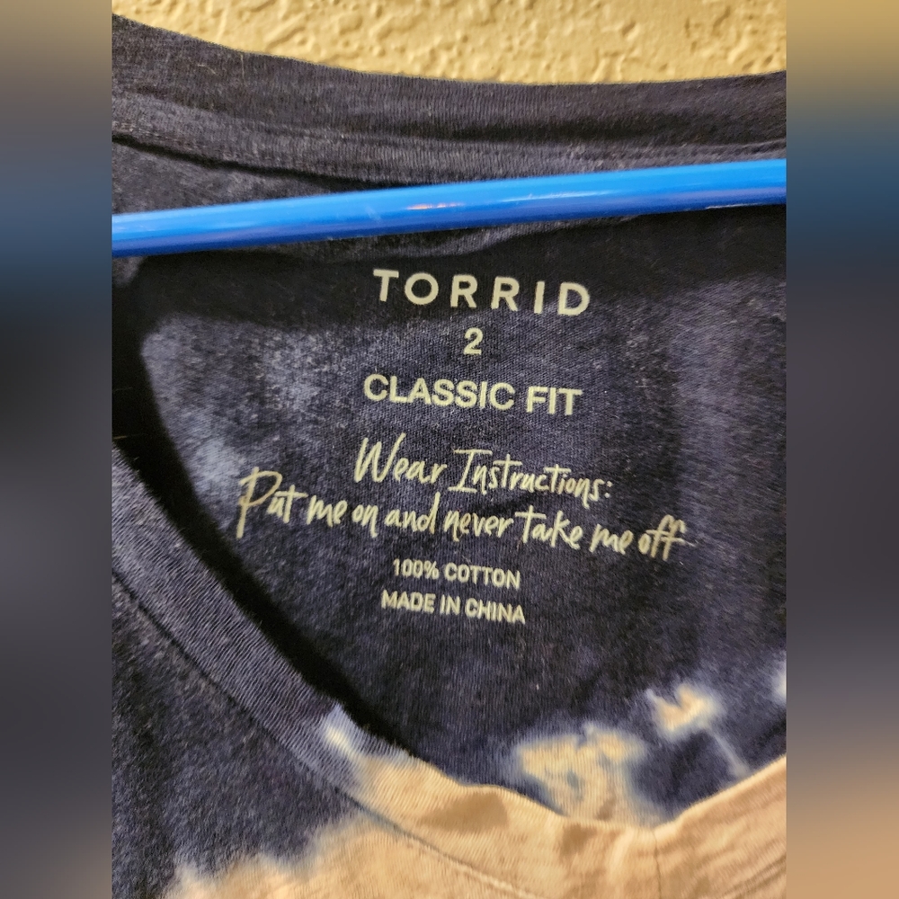 Torrid inspirational Tie Dyed Classic Fit V neck Tshirt 2X - Picture 3 of 4